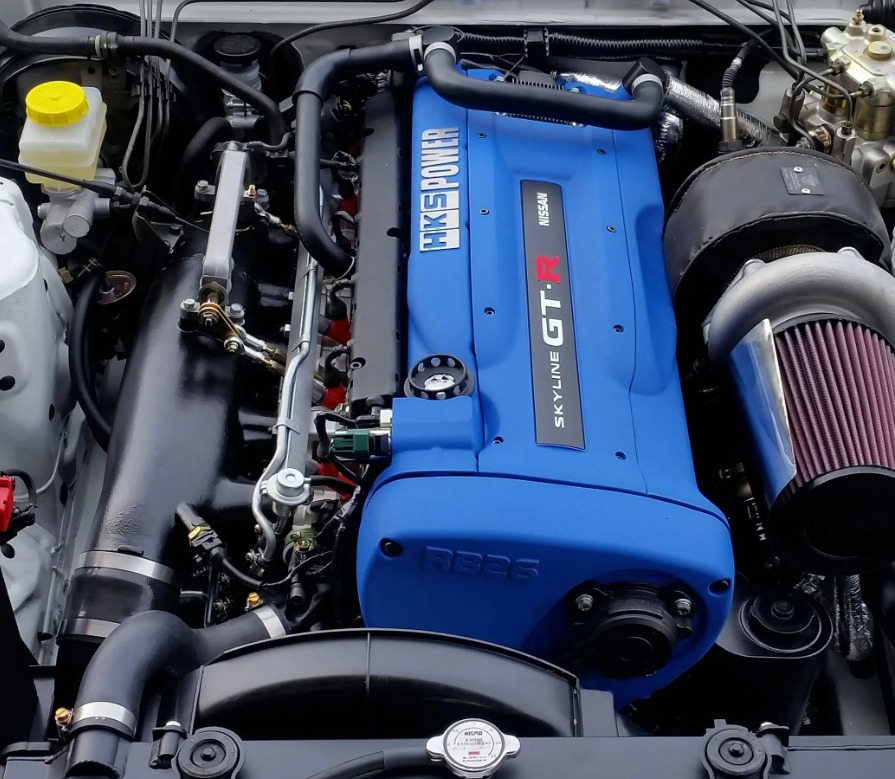 The RB26 crate engine is a Japanese-made engine that is available in a variety of options. These include various piping options, different filters and coil packs, different oil catch tanks, and strut tower bars. It can also be upgraded with turbos, coolers, and hoses.